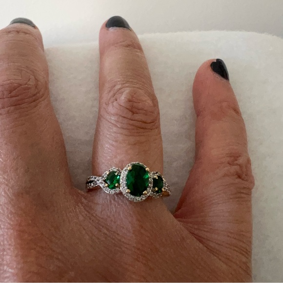 EMERALD in color RING - Picture 3 of 4